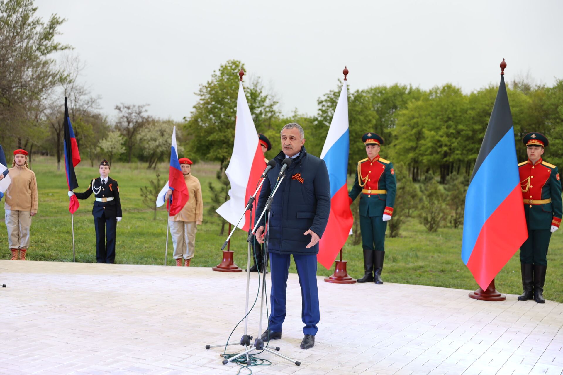 Президент Южной Осетии принял участие в открытии памятника павшим героям ДНР - Sputnik Южная Осетия, 1920, 11.05.2021