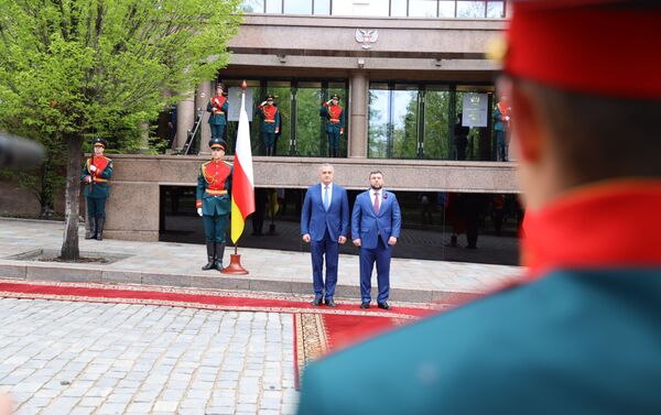 Анатолий Бибилов (слева) и Денис Пушилин на праздновании Дня Донецкой Народной Республики - Sputnik Южная Осетия