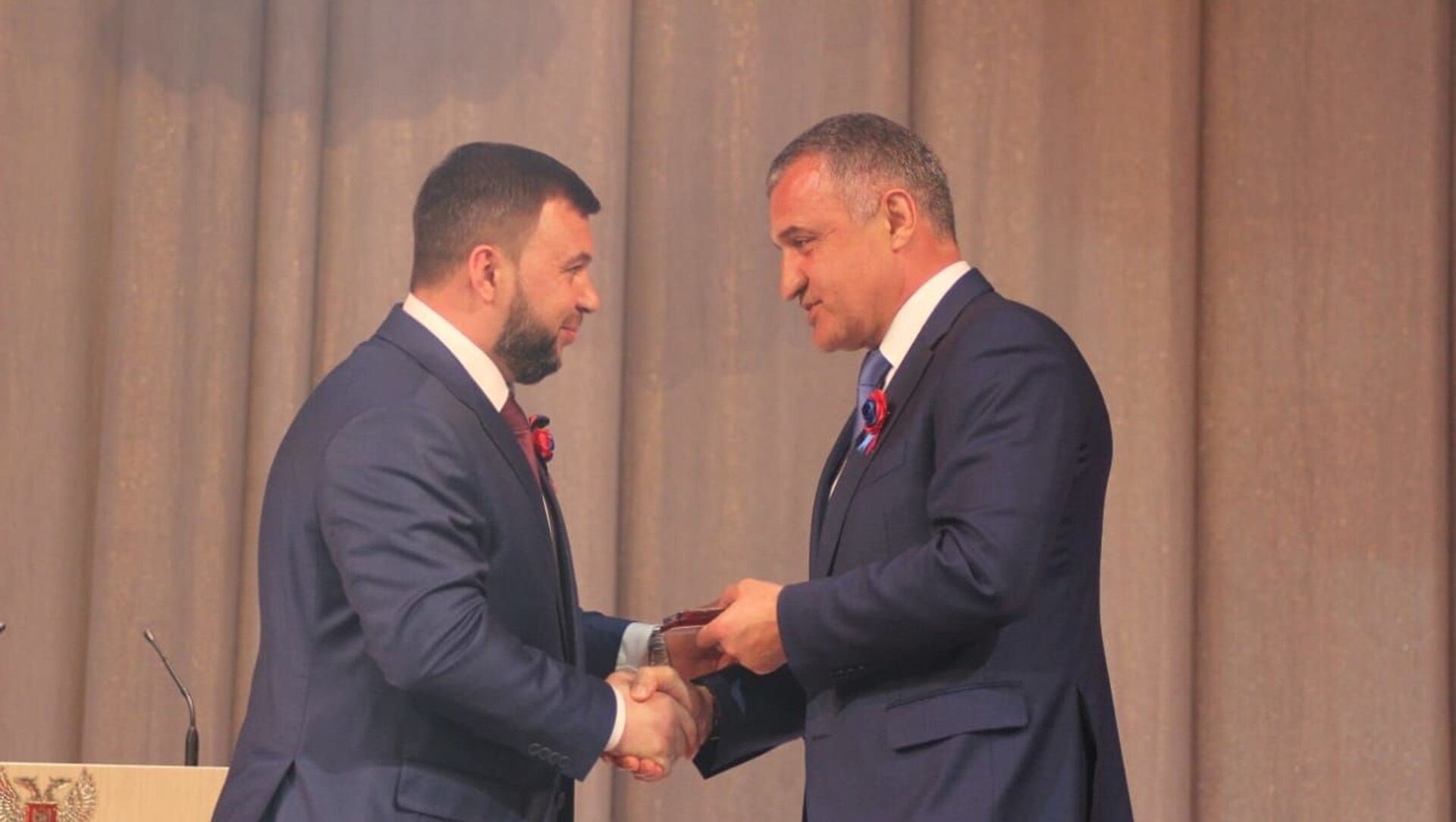 Президента Южной Осетии наградили орденом За заслуги перед ДНР  - Sputnik Южная Осетия, 1920, 11.05.2021