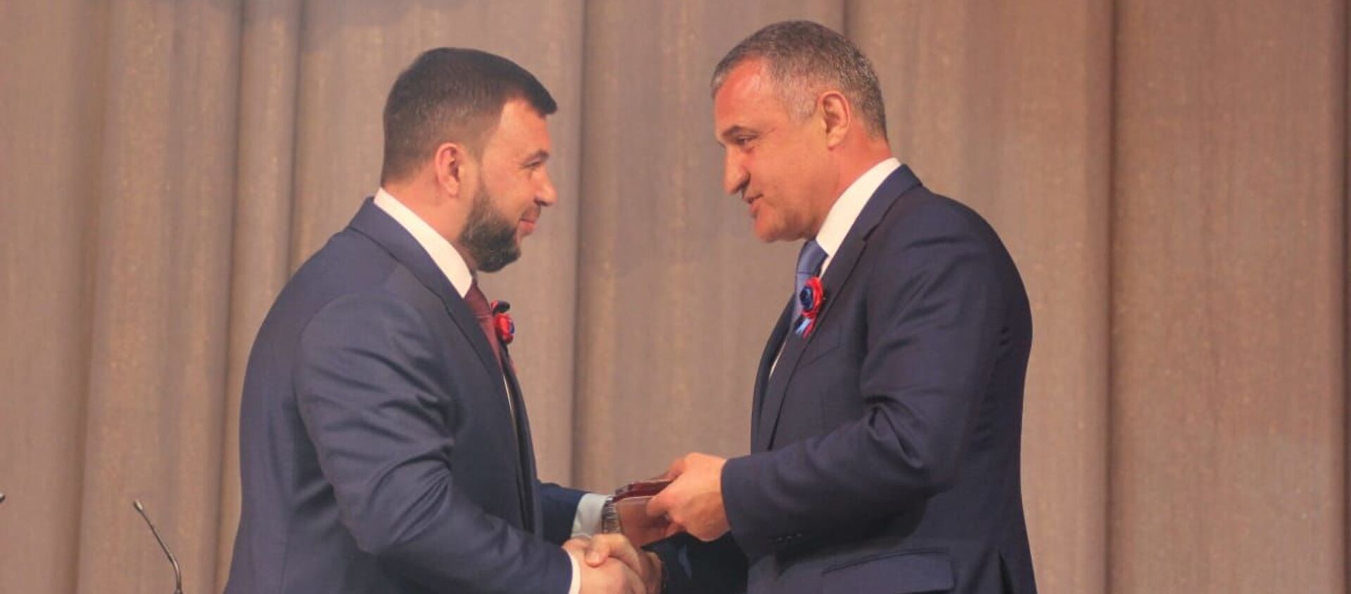 Президента Южной Осетии наградили орденом За заслуги перед ДНР  - Sputnik Южная Осетия, 1920, 11.05.2021