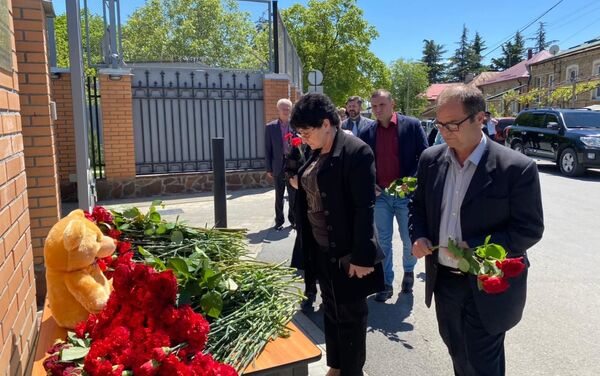 В Цхинвале возлагают цветы к посольству РФ в знак скорби по жертвам трагедии в Казани  - Sputnik Южная Осетия