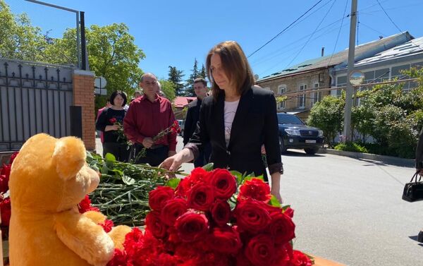 В Цхинвале возлагают цветы к посольству РФ в знак скорби по жертвам трагедии в Казани  - Sputnik Южная Осетия