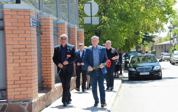 В Цхинвале возлагают цветы к посольству РФ в знак скорби по жертвам трагедии в Казани - Sputnik Южная Осетия