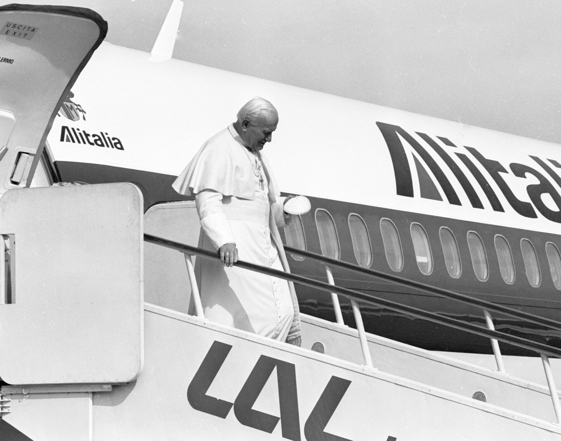 Папа Римский Иоанн Павел II спускается по трапу самолета в аэропорту города Вильнюса. - Sputnik Южная Осетия, 1920, 09.07.2022