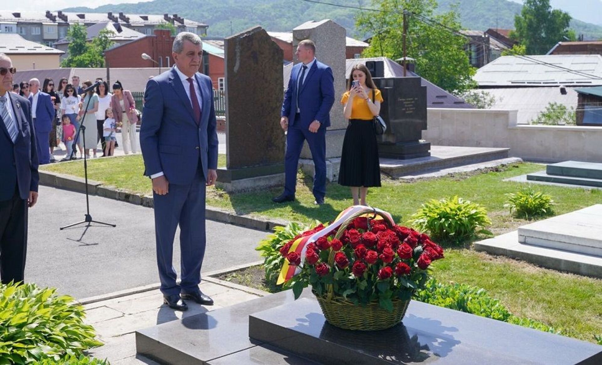 В День осетинского языка в Северной Осетии возложили цветы к могиле Коста Хетагурова - Sputnik Южная Осетия, 1920, 15.05.2021