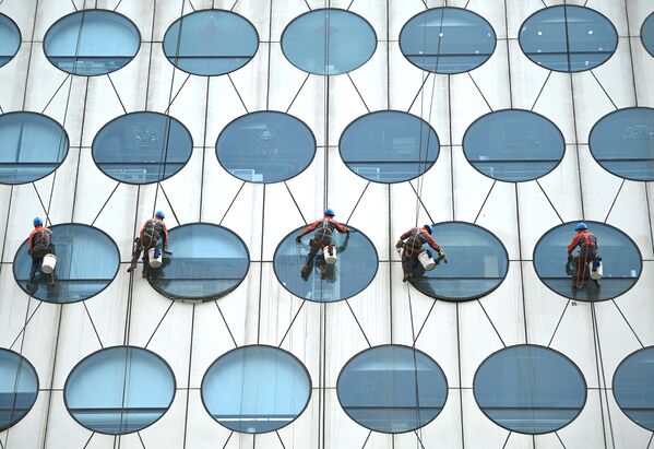 Рабочие моют окна в здании в Пекине  - Sputnik Южная Осетия
