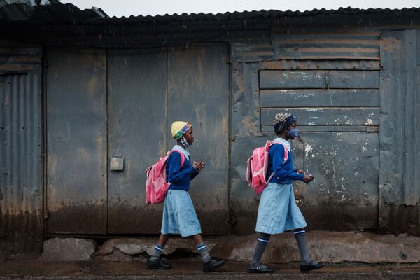 Ученицы идут в олимпийскую начальную школу после 6-недельного перерыва, связанного с коронавирусом, в трущобах Киберы, Найроби - Sputnik Южная Осетия