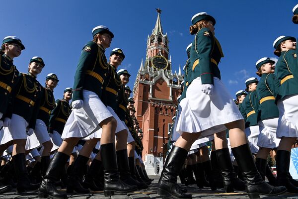 Российские женщины-военнослужащие на Красной площади в Москве во время репетиции военного парада в честь Дня Победы - Sputnik Южная Осетия