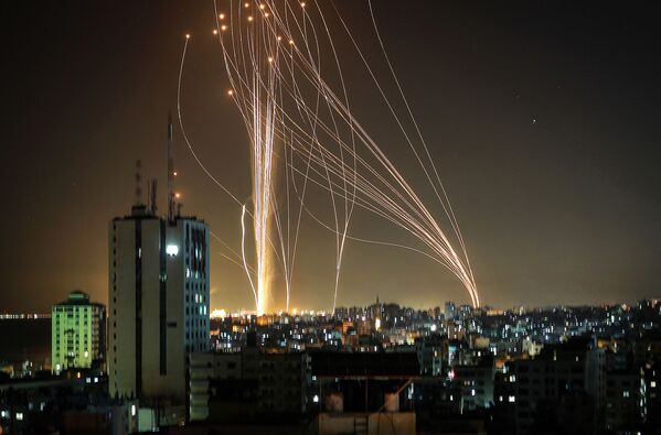 Ракеты запускаются из города Газа, контролируемого палестинским движением ХАМАС - Sputnik Южная Осетия