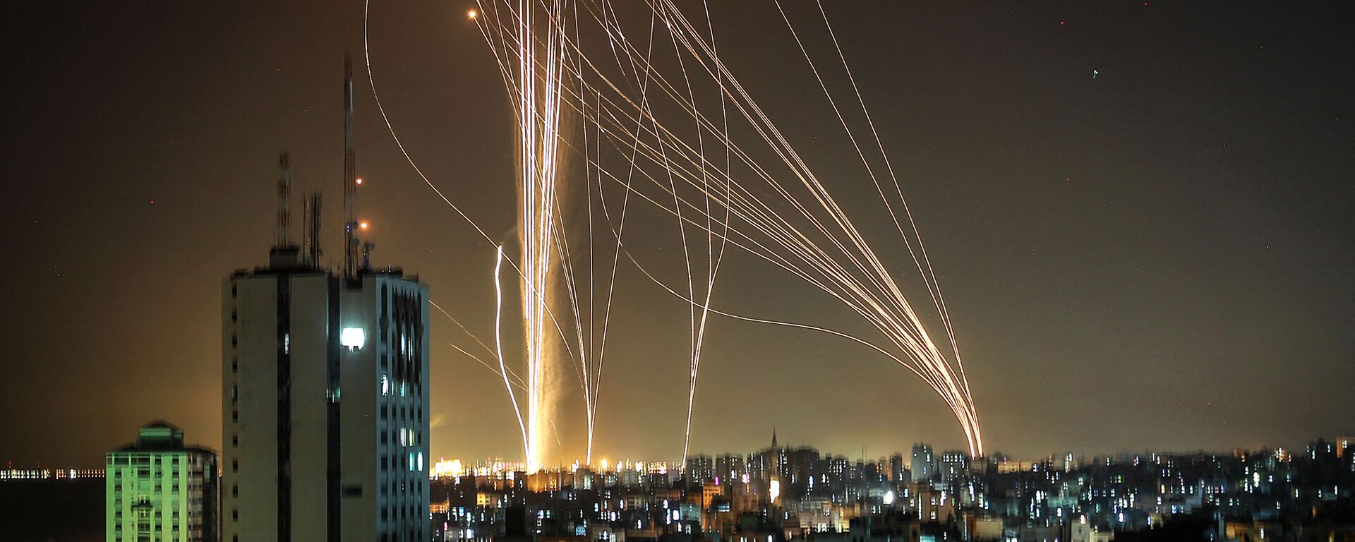 Ракеты запускаются из города Газа, контролируемого палестинским движением ХАМАС - Sputnik Южная Осетия, 1920, 14.04.2024