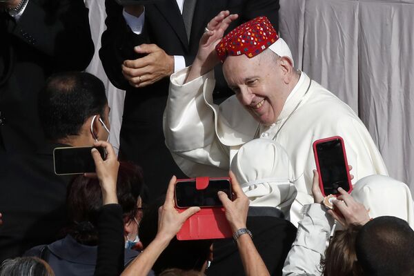 Папа Франциск улыбается после того, как один из присутствующих надел ему на голову шляпу во дворе Святого Дамасо в Ватикане во время еженедельной общей аудиенции - Sputnik Южная Осетия