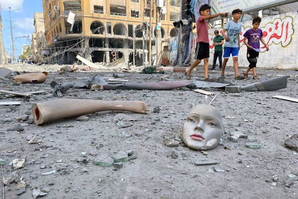 Части сломанного манекена лежат на земле возле здания, пострадавшего от ударов израильской авиации во время вспышки израильско-палестинского конфликта, Газа - Sputnik Южная Осетия