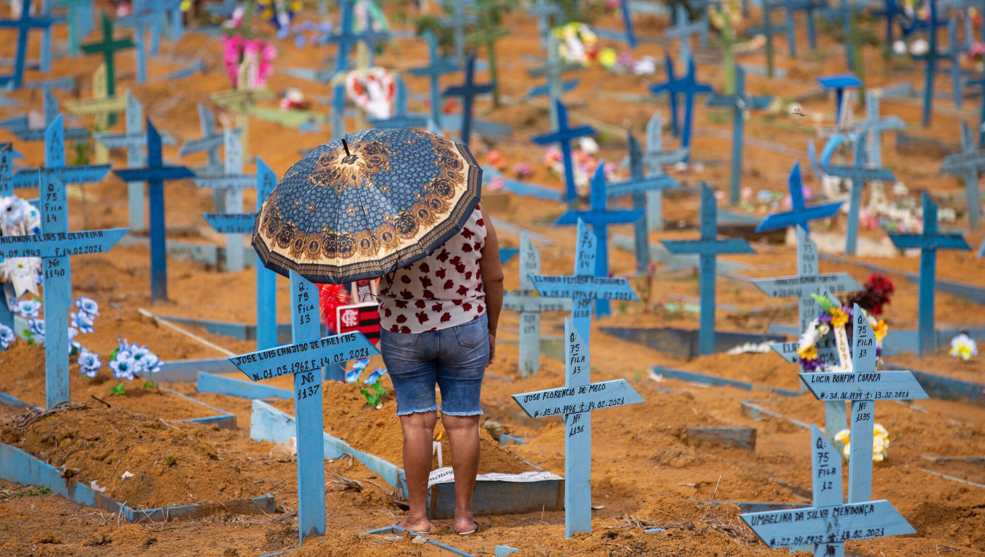 Женщина на кладбище Носа-Сеньора-Апаресида в День матери в Манаусе, штат Амазонас, Бразилия - Sputnik Южная Осетия, 1920, 22.05.2021