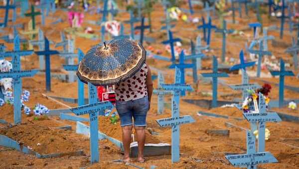 Женщина на кладбище Носа-Сеньора-Апаресида в День матери в Манаусе, штат Амазонас, Бразилия - Sputnik Южная Осетия