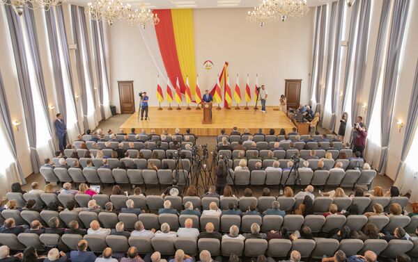 Послание президента Южной Осетии Анатолия Бибилова к народу и парламенту Послание президента Южной Осетии Анатолия Бибилова к народу и парламенту - Sputnik Южная Осетия