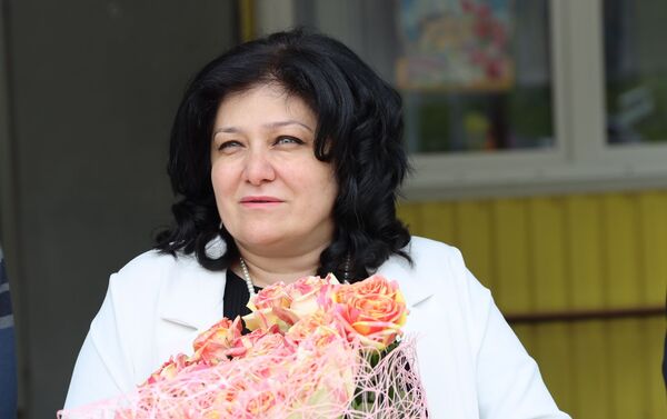 Натали Гассиева на торжественной линейке в Кировской школе  - Sputnik Южная Осетия
