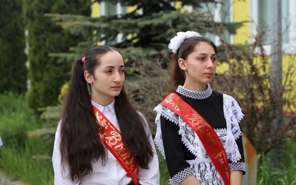 Выпускники на торжественной линейке в Кировской школе   - Sputnik Южная Осетия
