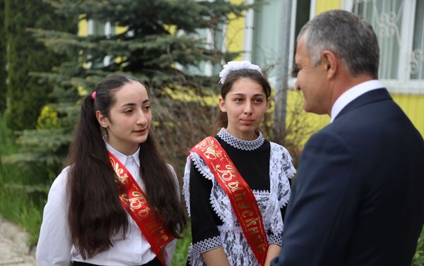 Президент и выпускники на торжественной линейке в Кировской школе   - Sputnik Южная Осетия