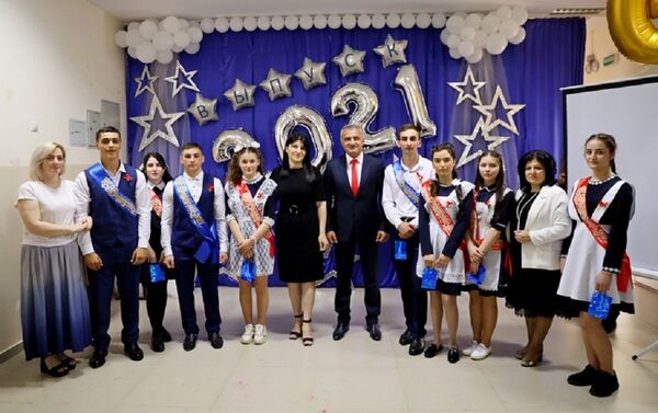 Анатолий Бибилов на торжествах в Квайсинской школе - Sputnik Южная Осетия