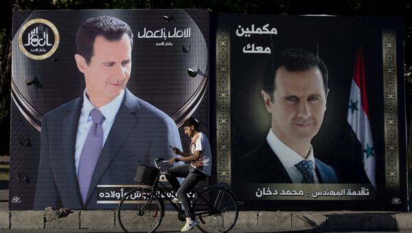 Рекламные плакаты президента Башара Асада на улице в Дамаске - Sputnik Южная Осетия