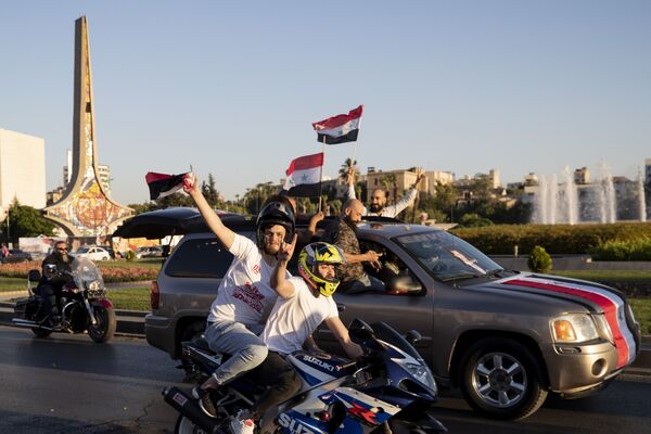 Сторонники президента Сирии Башара Асада на митинге в столице Сирии Дамаске, Сирия - Sputnik Южная Осетия