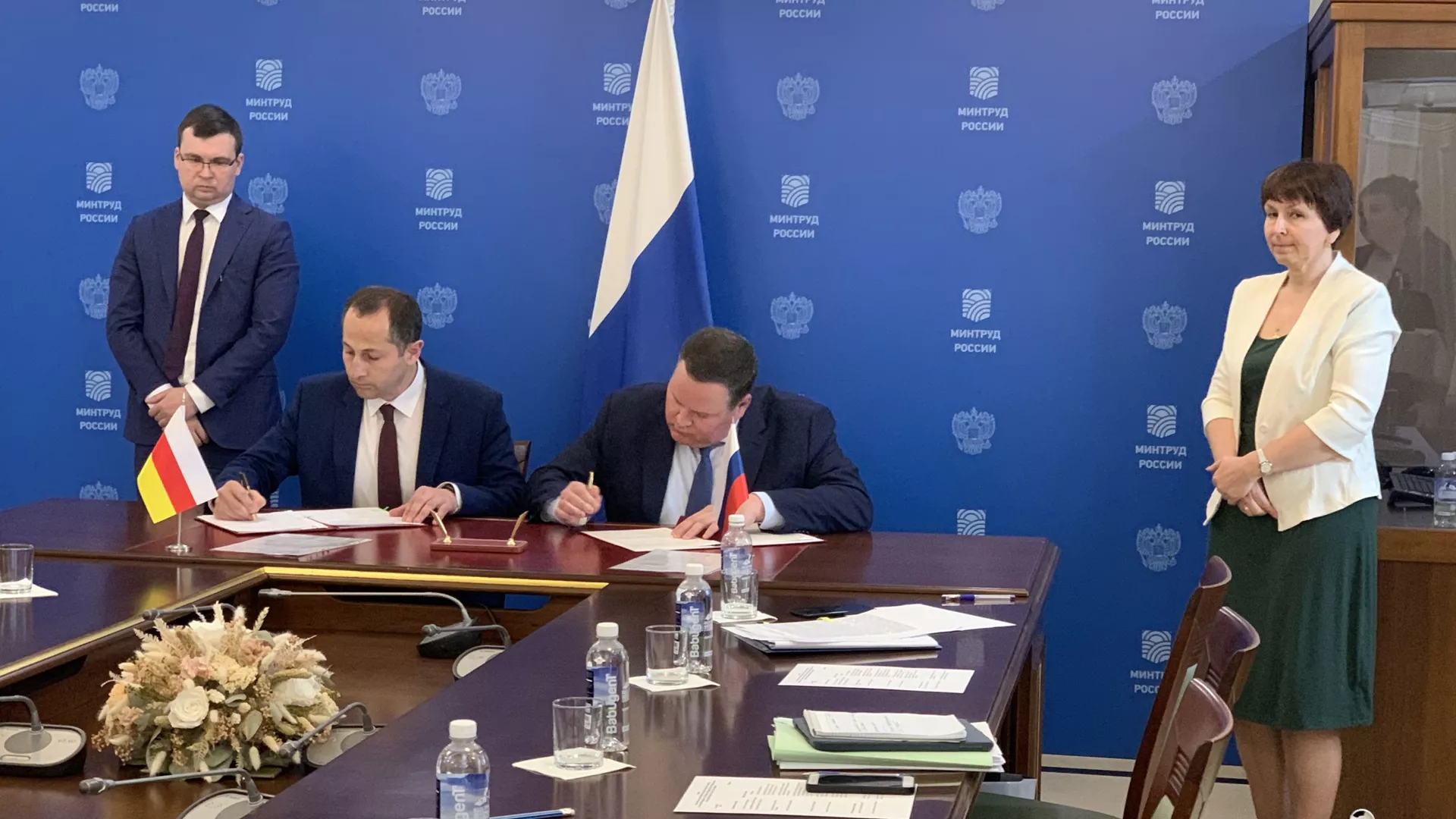 Подписание протокола к соглашению о повышении зарплат бюджетникам Южной Осетии