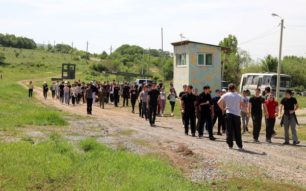 Югоосетинских выпускников обучают стрельбе из автомата Калашникова  - Sputnik Южная Осетия