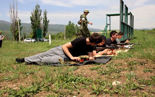 Югоосетинских выпускников обучают стрельбе из автомата Калашникова  - Sputnik Южная Осетия