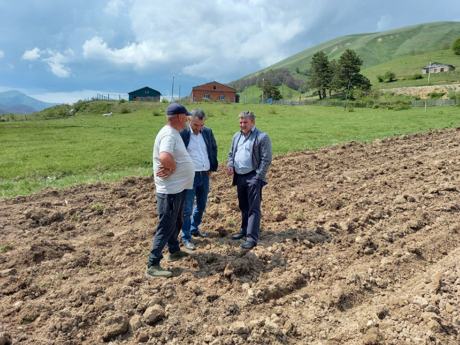 В Южную Осетию доставили семена картофеля из России. Их высадили в высокогорном селе - Sputnik Южная Осетия, 1920, 28.05.2021