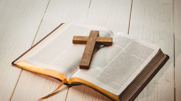 Открытая библия и крест - Sputnik Южная Осетия