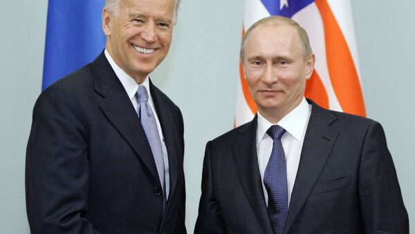  Председатель правительства РФ Владимир Путин во время встречи с вице-президентом США Джозефом Байденом, 2011 год  - Sputnik Южная Осетия