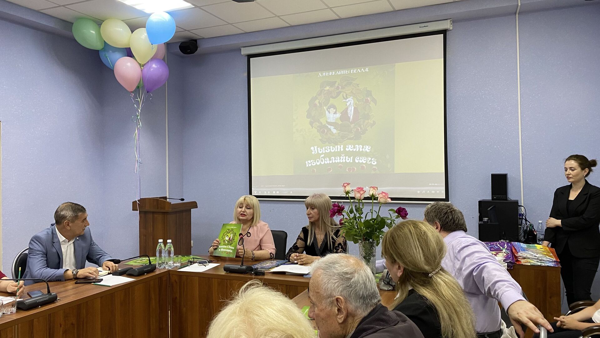 В Цхинвале презентовали книгу осетинской писательницы на двух языках - Sputnik Южная Осетия, 1920, 01.06.2021