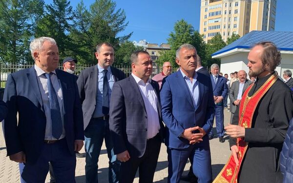 Президент Южной Осетии в ходе визита в Петербург почтил память жертв Бесланской трагедии - Sputnik Южная Осетия
