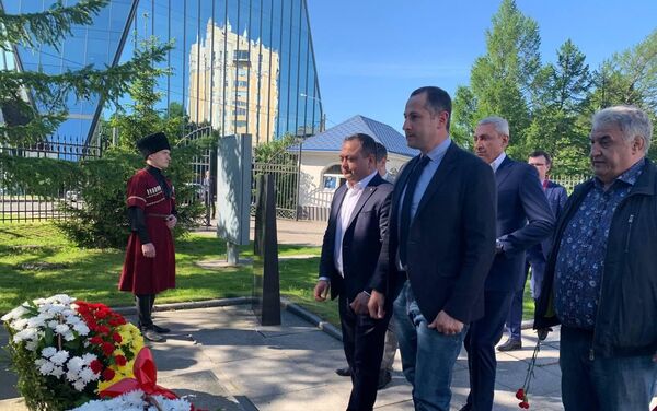 Представители Южной Осетии возлагают цветы  к Монументу жертвам Беслана - Sputnik Южная Осетия