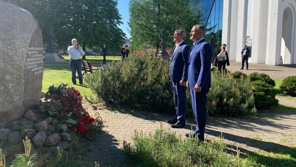 Анатолий Бибилов и Сергей Меняйло возложили цветы к Монументу жертвам Беслана - Sputnik Южная Осетия