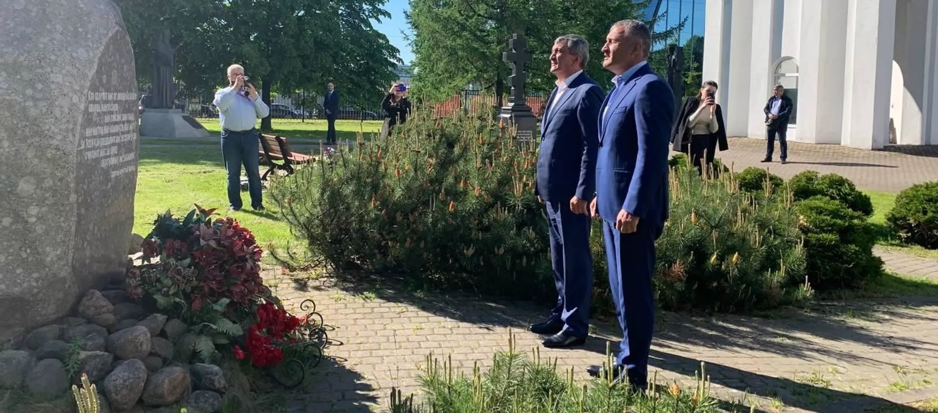 Анатолий Бибилов и Сергей Меняйло возложили цветы к Монументу жертвам Беслана - Sputnik Южная Осетия, 1920, 02.06.2021