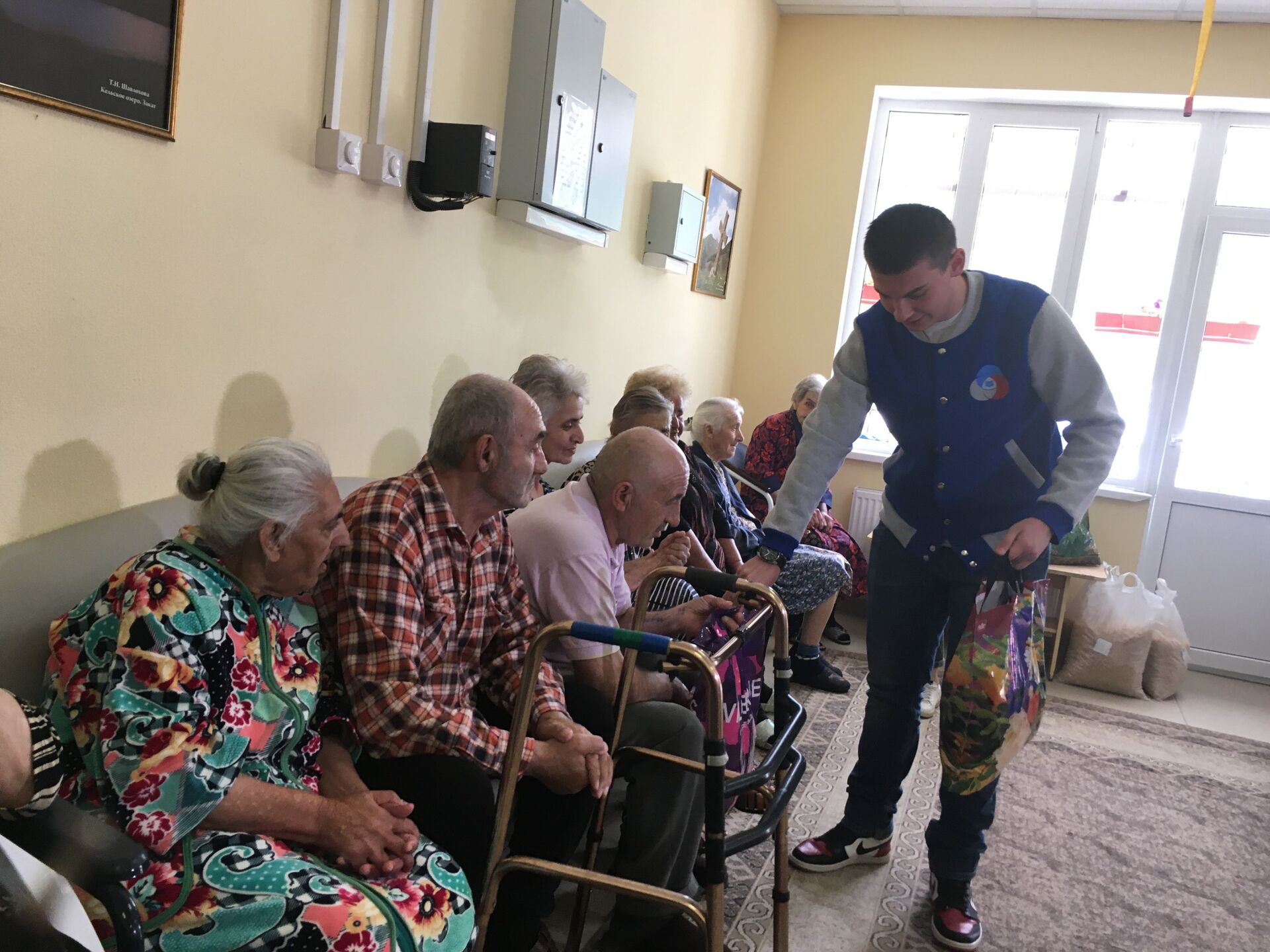 Общественник из Владикавказа посетил медико-социальный центр в Цхинвале - Sputnik Южная Осетия, 1920, 04.06.2021