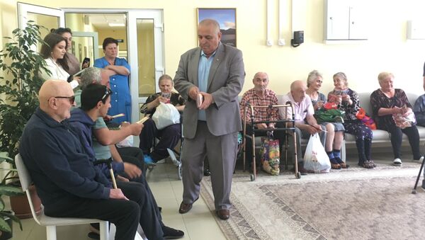 Глава общественной организации из Владикавказа посетил  медико-социальный центр в Цхинвале - Sputnik Южная Осетия