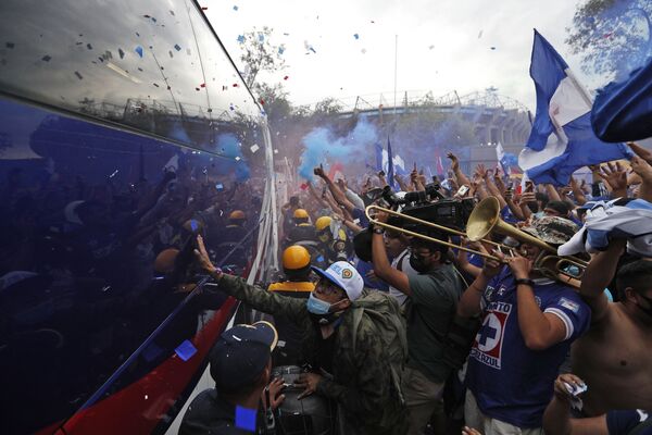 Поклонники Круса Азула радуются, когда автобус команды прибывает перед финальным матчем на стадионе Ацтека в Мехико - Sputnik Южная Осетия