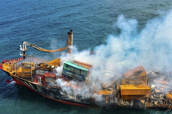 Дым от контейнеровоза MV X-Press Pearl, перевозящего сотни контейнеров с химикатами и пластмассами, когда его отбуксировали от побережья Коломбо. - Sputnik Южная Осетия