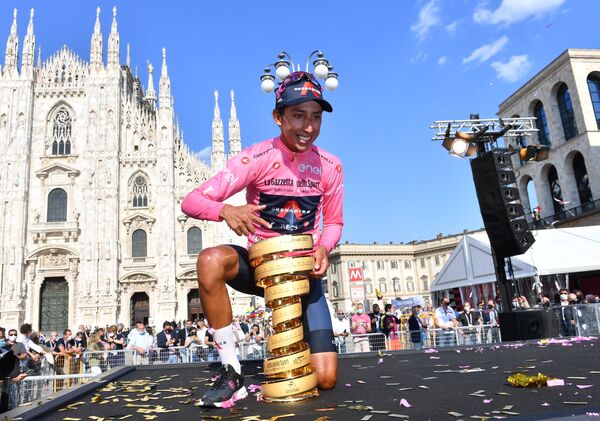 Гонщик Иган Арли Бернал Гомес позирует с трофеем, празднуя победу на Джиро д'Италия - Sputnik Южная Осетия