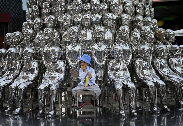Мальчик сидит на стуле среди скульптур, выставленных в торговом центре в Международный день защиты детей в Пекине - Sputnik Южная Осетия