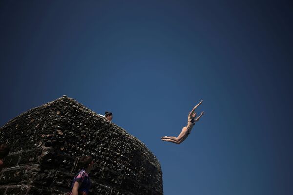 Девушка ныряет в море на пряже Брайтон в Великобритании - Sputnik Южная Осетия