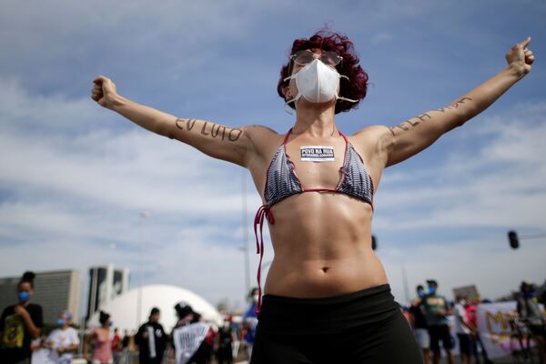 Участница антиправительственного протеста в Бразилиа, Бразилия - Sputnik Южная Осетия