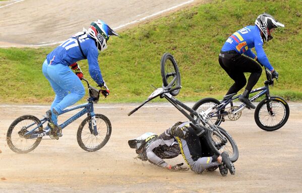 Латвийский спортсмен Кристенс Кригерс во время падения в финале BMX Supercross World Cup в Боготе, Колумбия - Sputnik Южная Осетия