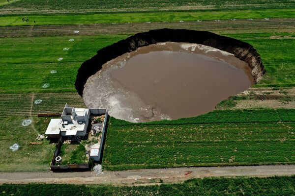 Вид с воздуха на провал, обнаруженный на посевном поле в Санта-Мария-Сакатепек, Мексика - Sputnik Южная Осетия