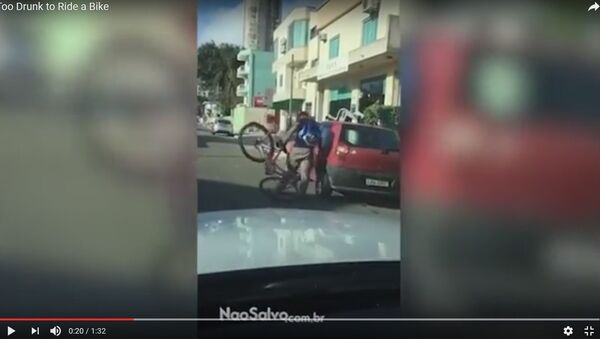 Видеофакт: пьяный велосипедист протаранил машину в Бразилии - Sputnik Южная Осетия