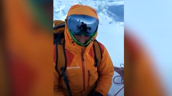 Видеофакт: как эвакуировали сорвавшегося на Эльбрусе в расщелину альпиниста - Sputnik Южная Осетия