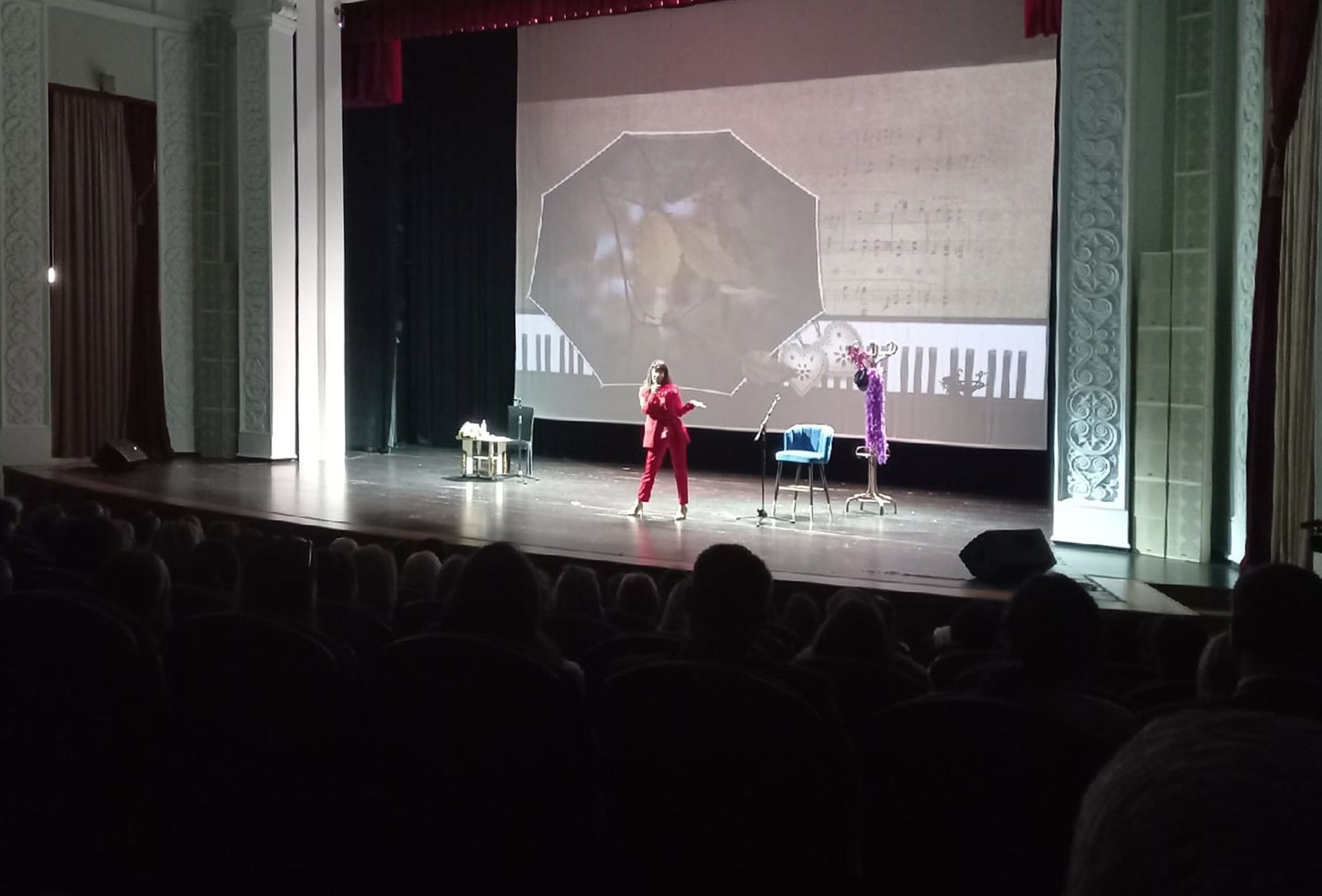 Падаю вверх: звезда российского кино провела творческий вечер в Цхинвале - Sputnik Южная Осетия, 1920, 10.06.2021