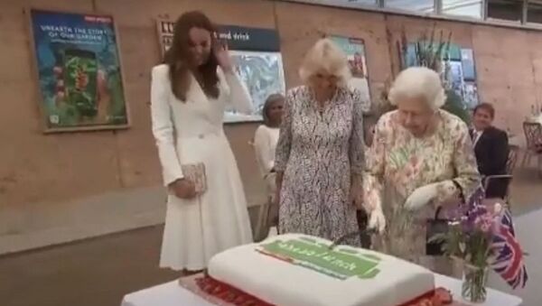  Королева Елизавета II разрезала торт церемониальной саблей - Sputnik Южная Осетия